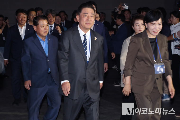 김병기 더불어민주당 당대표 직무대행 겸 원내대표와 전현희 최고위원 등이 2일 고양시 일산 킨텍스 제2전시장에서 열린 차기 당대표를 선출하는 전국임시당원대회에 참석하고 있다. 사진=최동환 기자