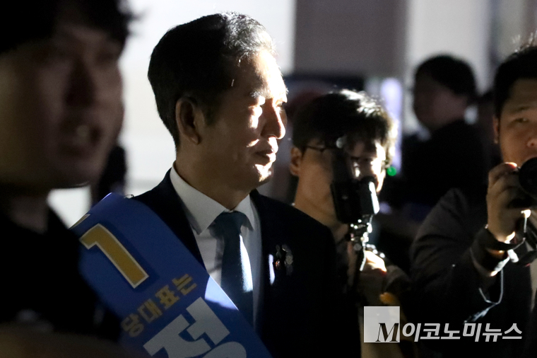 정청래 당대표 후보가 2일 고양시 일산 킨텍스 제2전시장에서 열린 차기 당대표를 선출하는 전국임시당원대회에 참석하고 있다. 사진=최동환 기자