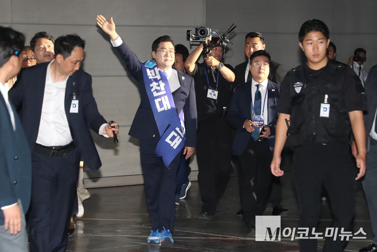 박찬대 당대표 후보가 2일 고양시 일산 킨텍스 제2전시장에서 열린 차기 당대표를 선출하는 전국임시당원대회에 참석하고 있다. 사진=최동환 기자