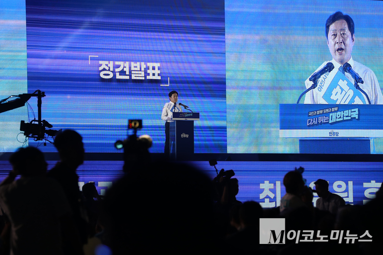 황명선 더불어민주당 최고위원 후보가 2일 고양시 일산 킨텍스 제2전시장에서 열린 제2차 전국임시당원대회에서 정견 발표를 하고 있다. 사진=최동환 기자