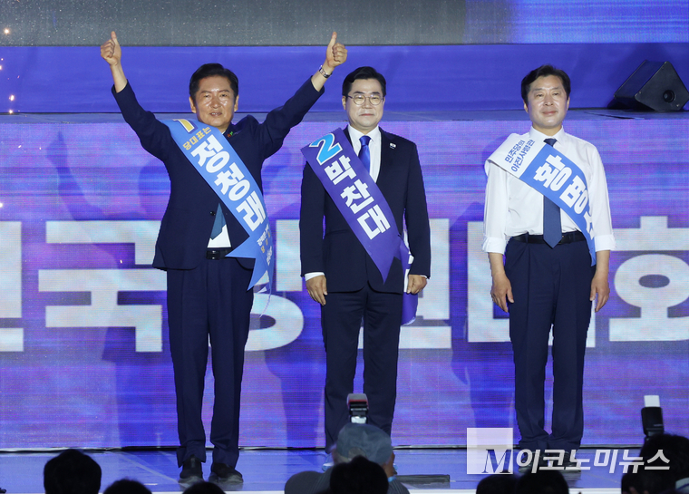 왼쪽부터 정청래·박찬대 당대표 후보와 황명선 최고위원 후보가 2일 고양시 일산 킨텍스 제2전시장에서 열린 제2차 전국임시당원대회에서 당원들과 지지자들에게 인사하고 있다. 사진=최동환 기자