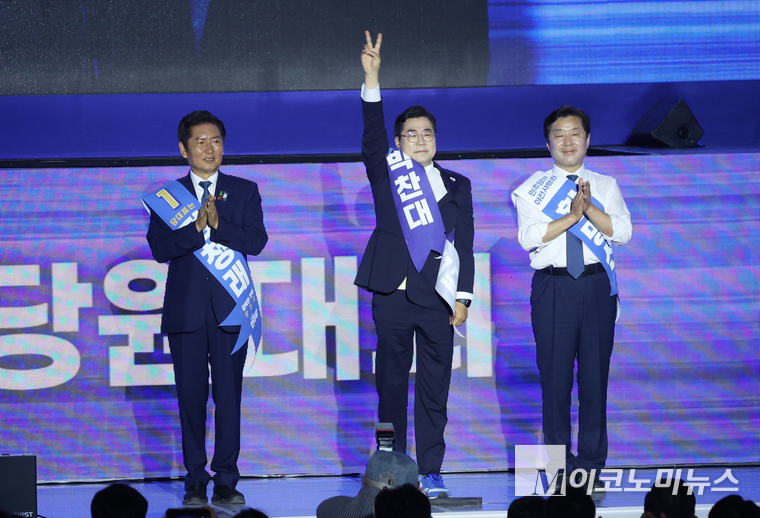 왼쪽부터 정청래·박찬대 당대표 후보와 황명선 최고위원 후보가 2일 고양시 일산 킨텍스 제2전시장에서 열린 제2차 전국임시당원대회에서 당원들과 지지자들에게 인사하고 있다. 사진=최동환 기자