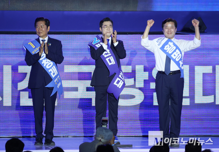 왼쪽부터 정청래·박찬대 당대표 후보와 황명선 최고위원 후보가 2일 고양시 일산 킨텍스 제2전시장에서 열린 제2차 전국임시당원대회에서 당원들과 지지자들에게 인사하고 있다. 사진=최동환 기자