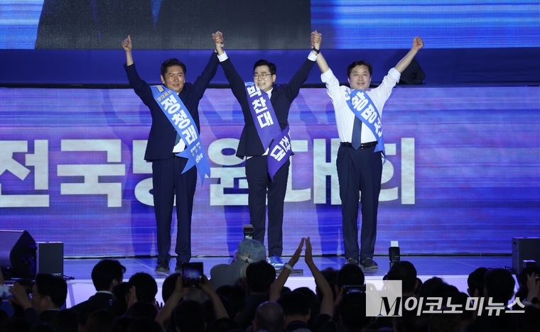 왼쪽부터 정청래·박찬대 당대표 후보와 황명선 최고위원 후보가 2일 고양시 일산 킨텍스 제2전시장에서 열린 제2차 전국임시당원대회에서 당원들과 지지자들에게 인사하고 있다. 사진=최동환 기자