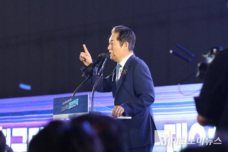 정청래 신임 당대표가 2일 고양시 일산 킨텍스 제2전시장에서 차기 당대표를 선출하는 전국임시당원대회에서 수락연설하고 있다. 사진=최동환 기자