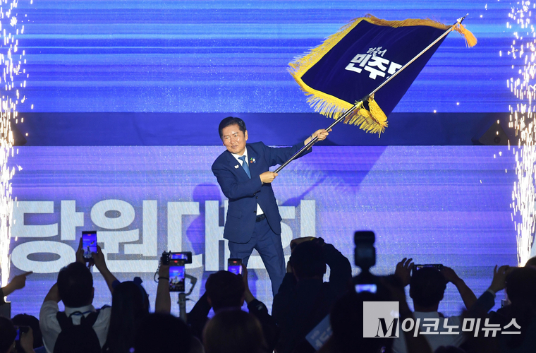 정청래 더불어민주당 신임 당대표가 지난 2일 고양시 일산 킨텍스 제2전시장에서 열린 차기 당대표를 선출하는 전국임시당원대회에 당기를 흔들고 있다. 사진=최동환 기자