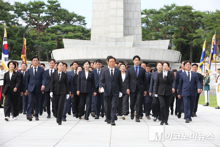 더불어민주당 정청래 신임 대표와 민주당 의원들이 4일 서울 동작구 국립서울현충원에서 찾았다. 사진=최동환 기자