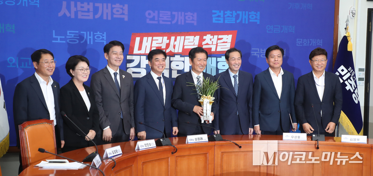우상호 대통령실 정무수석이 4일 더불어민주당 정청래 신임 대표 예방하고 기념 촬영하고 있다. 사진=최동환 기자