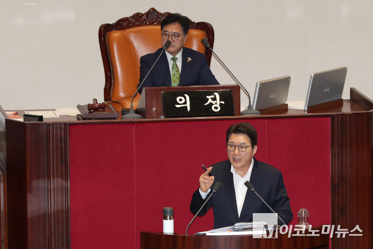 신동욱 국민의힘 의원이 4일 오후 국회 본회의에서 필리버스터(무제한토론)에 나서고 있다. 사진=최동환 기자