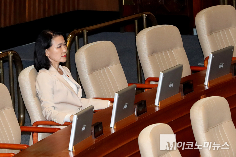 이진숙 방송통신위원장이 4일 서울 국회 본회의에 출석해 신동욱 국민의힘 의원의 무제한토론(필리버스터)을 지켜보고 있다. 사진=최동환 기자<br>
