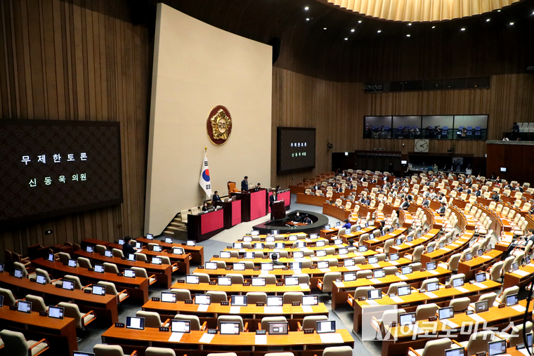 신동욱 국민의힘 의원이 여당이 의원이 자리를 비운 가운데 4일 오후 국회 본회의에서 필리버스터(무제한토론)에 나서고 있다. 사진=최동환 기자