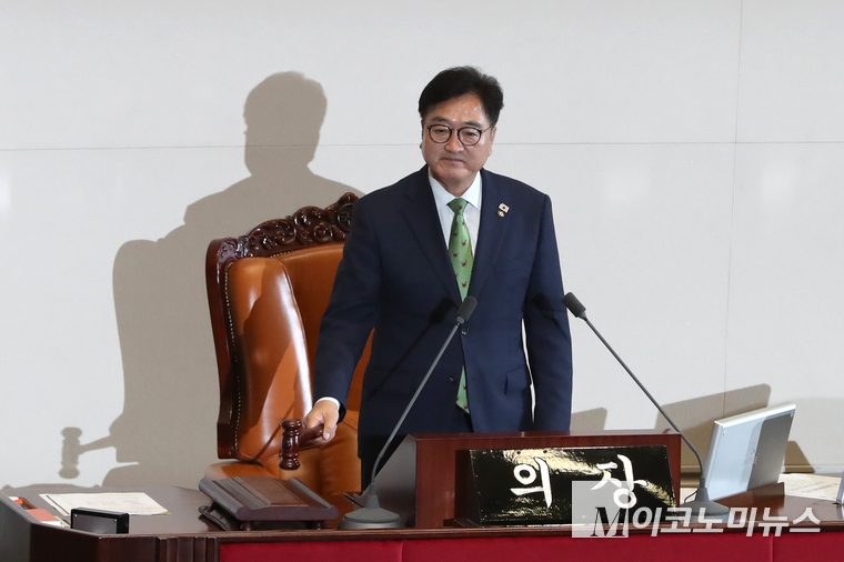 4일 국회에서 열린 제427회 국회(임시회) 3차 본회의에서 우원식 국회의장이 가결을 선언하고 있다. 사진=최동환 기자