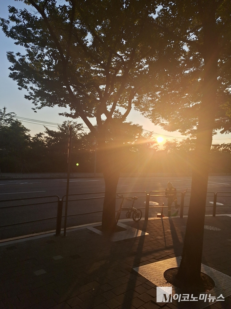 서울 여의도에서 휴식을 취하고 있는 환경미화원 사진=M이코노미뉴스