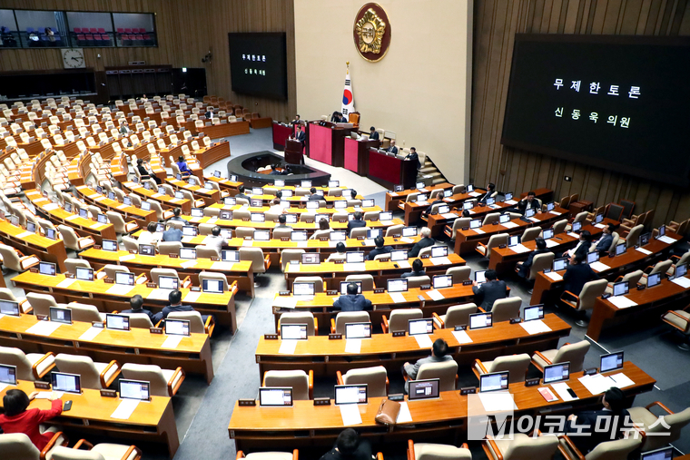 신동욱 국민의힘 의원이 여당이 의원이 자리를 비운 가운데 어제(4일) 오후 국회 본회의에서 필리버스터(무제한토론)에 나서고 있다. 사진=최동환 기자