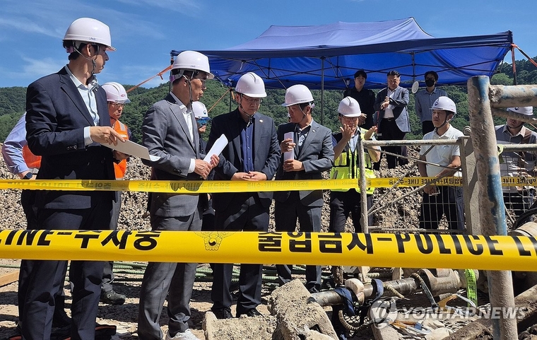지난달 31일 오전 더불어민주당 산업재해예방 태스크포스(TF)와 안호영 국회 환경노동위원장이 최근 노동자 사망사고가 발생한 포스코이앤씨의 경남 함양울산고속도로 의령나들목 공사 현장을 둘러보고 있다. 사진=연합뉴스
