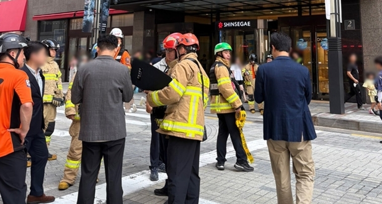 이시각 명동 신세계백화점 정문 입구 모습. 사진=연합뉴스 