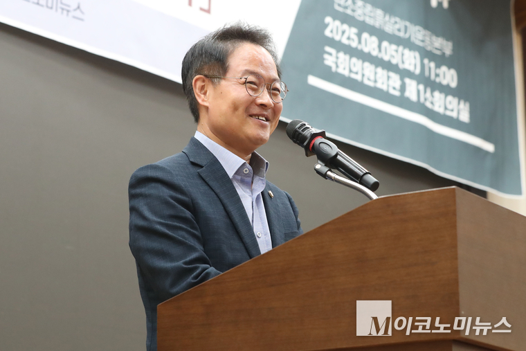 허영 더불어민주당 원내정책수석부대표가 5일 국회 의원회관에서 열린 ‘흙이 살아야 나라가 산다’ 「2025 흙살리기 운동본부 성과 보고 및 위촉식」에서 축사하고 있다. 사진=최동환 기자
