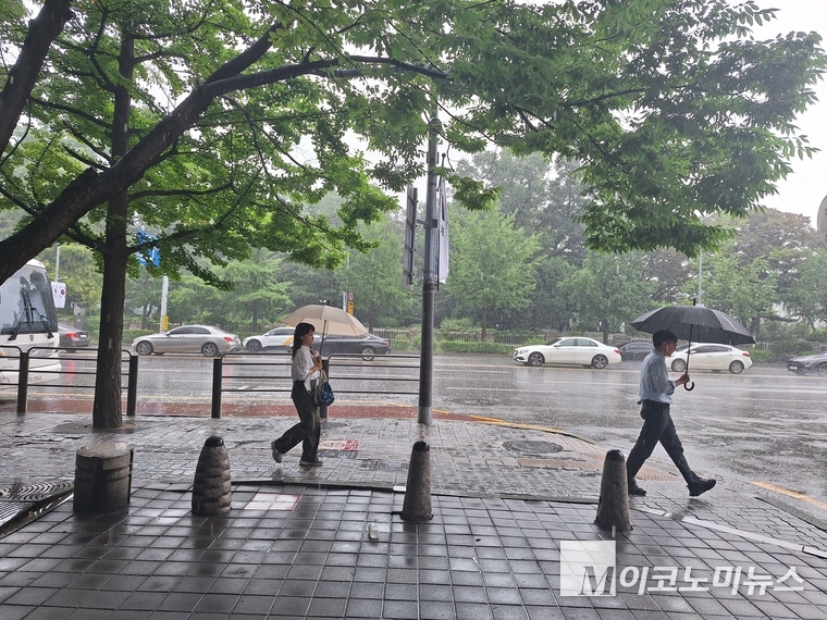 비가 내리는 출근길에 우산을 쓰고 이동하는 시민들 사진=M이코노미뉴스