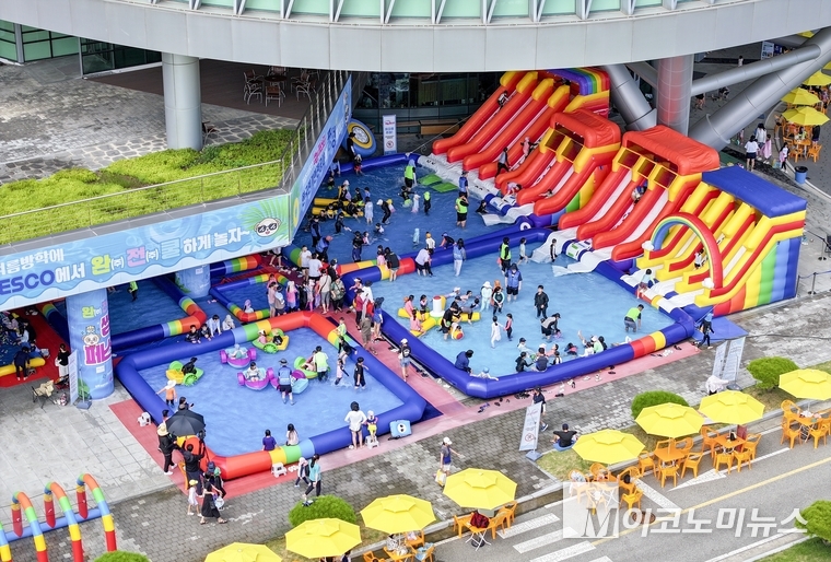 지난 29~31일 전북 완주군 한국전기안전공사 본사에서 열린 'KESCO 썸머페스타'를 방문한 인파가 물놀이를 즐기고 있다. 사진=한국전기안전공사
