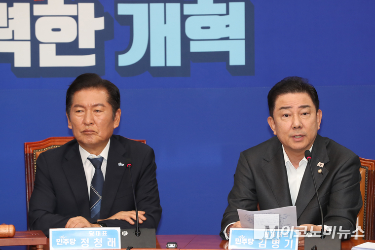 김병기 더불어민주당 원내대표(오른쪽)가 6일 국회 본청에서 열린 최고위원회의에서 발언하고 있다. 사진=최동환 기자