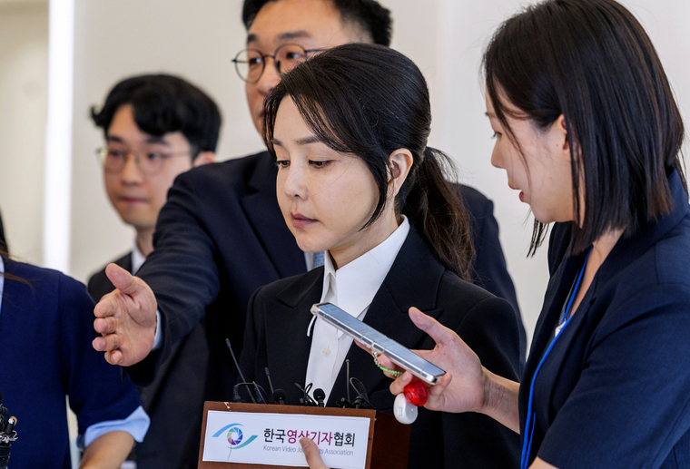 윤석열 전 대통령 배우자 김건희 여사가 6일 서울 종로구 KT광화문빌딩 웨스트에 마련된 민중기 특별검사팀 사무실에 피의자 신분으로 출석하고 있다. 사진=연합뉴스/사진공동취재단