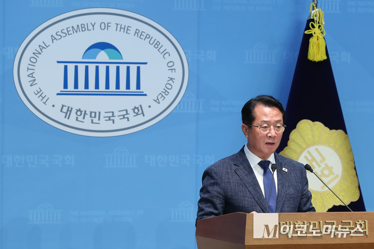 문금주 더불어민주당 원내대변인이 6일 국회 소통관에서 브리핑하고 있다. 사진=최동환 기자