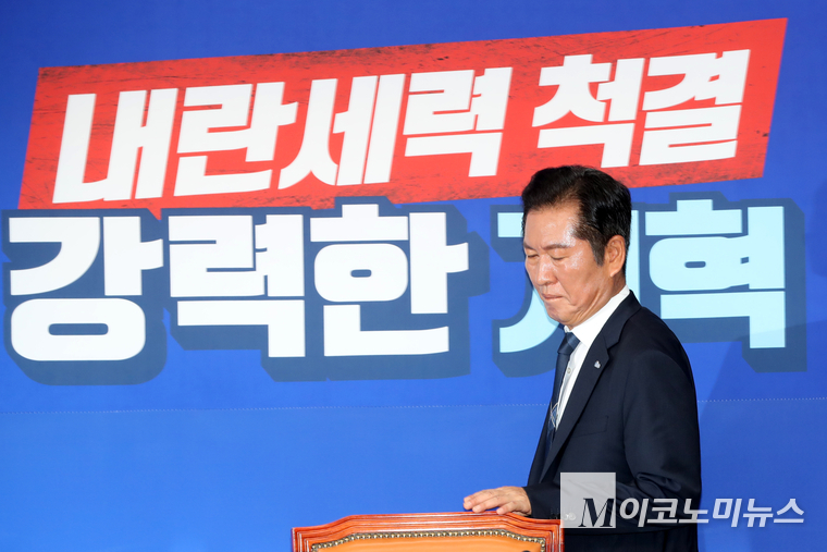 정청래 더불어민주당 대표가 6일 국회 본청에서 열린 최고위원회의에 참석하고 있다. 사진=최동환 기자