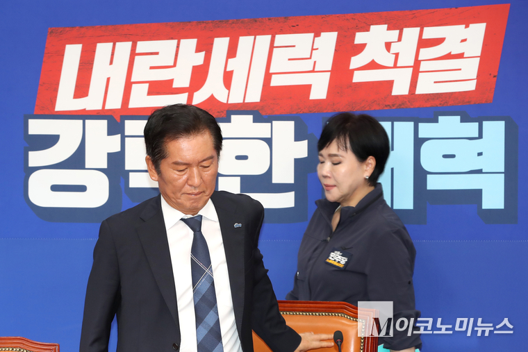 정청래 더불어민주당 대표와 전현희 최고위원이 6일 국회 본청에서 열린 최고위원회의에 참석하고 있다. 사진=최동환 기자