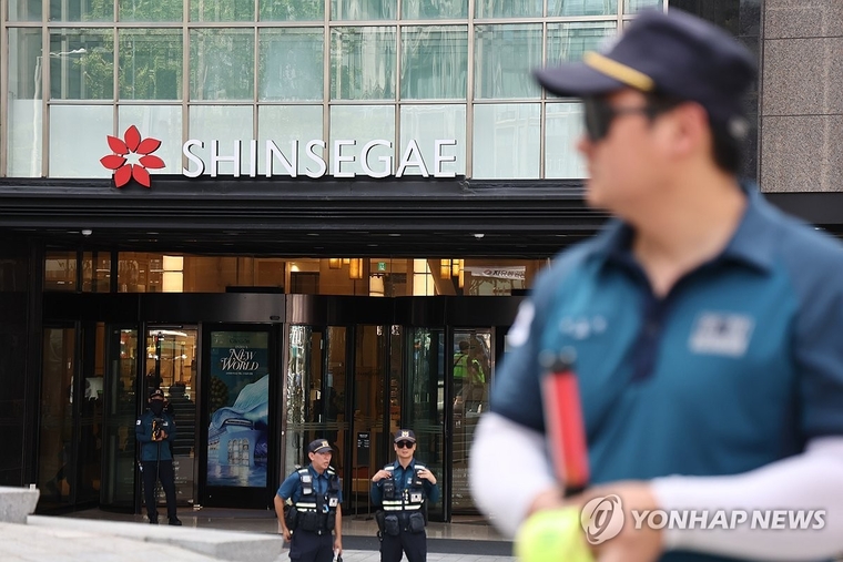 지난 5일 서울 중구 명동 신세계백화점 본점에 폭발물을 설치했다는 협박 글이 인터넷 커뮤니티에 올라와 출동한 경찰이 주변을 통제하고 있다. 사진=연합뉴스