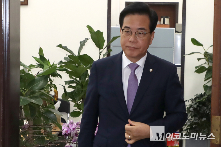 송언석 국민의힘 비상대책위원장 겸 원내대표가 6일 국회에서 긴급 기자간담회에 참석하고 있다. 사진=최동환 기자