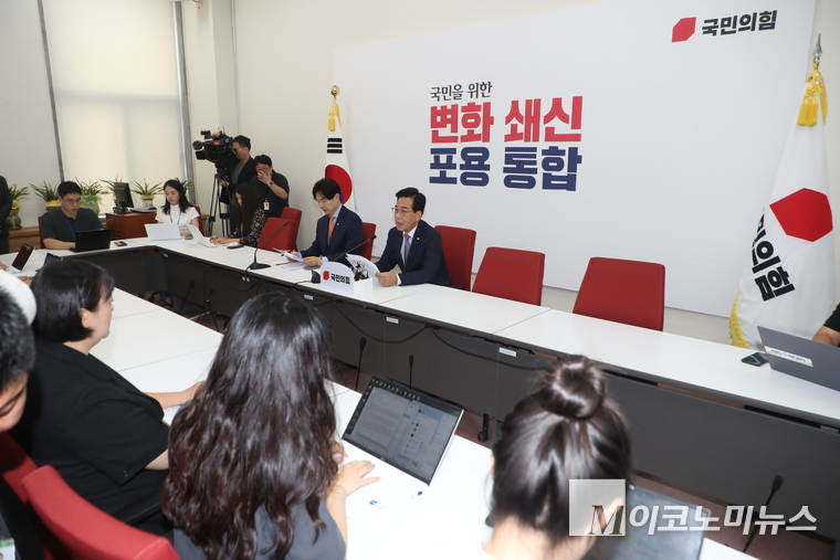 송언석 국민의힘 비상대책위원장 겸 원내대표가 6일 국회에서 긴급 기자간담회에서 발언하고 있다. 사진=최동환 기자