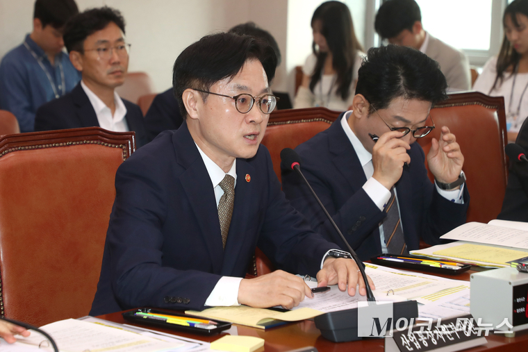 김정관 산업통상자원부 장관이 6일 산업통상자원중소벤처기업위원회 전체회의에 참석해 질의에 답하고 있다. 사진=최동환 기자