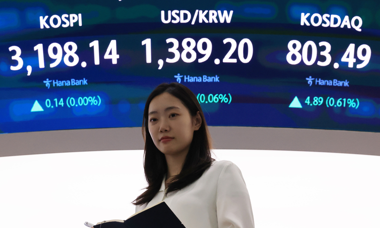 6일 서울 중구 하나은행 본점에서 직원이 증시와 환율을 모니터하고 있다. 사진=연합뉴스