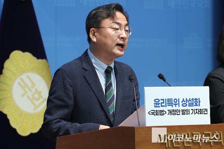신장식 조국혁신당 의원이 6일 국회 소통관에서 기자회견하고 있다. 사진=최동환 기자