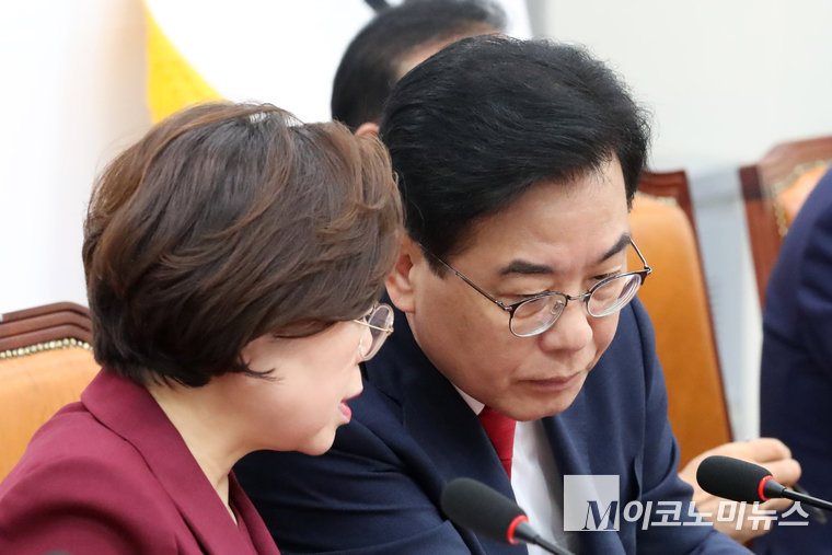 송언석 비대위원장과 김정재 의장이 대화하고 있다. 사진=최동환 기자