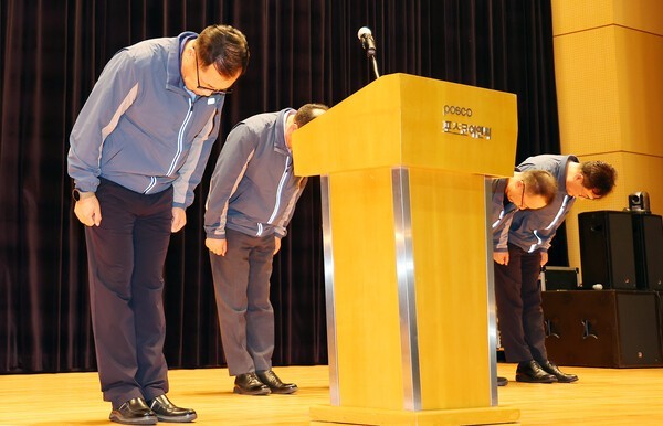 정희민(왼쪽) 전 포스코이앤씨 대표가 지난달 29일 인천 송도 포스코이앤씨 본사에서 잇단 사망사고에 대한 대국민 사과를 진행하고 있다. 사진=연합뉴스