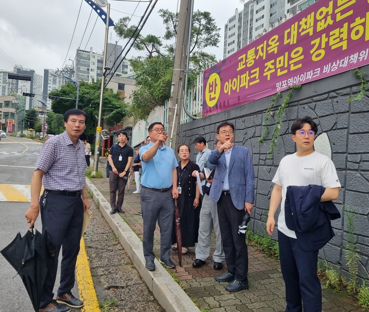 장수석 구청장(오른쪽 2번째)과 최원용 의원(오른쪽 1번쨰)이 시민들과 현장을 살펴보고 있다 <수원시 영통구 제공>