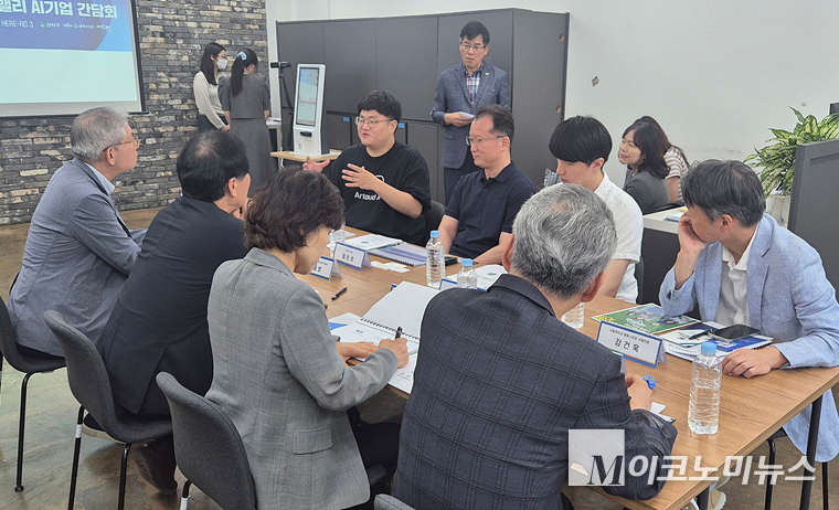 국정기획위원회 위원들이 각 기업 대표가 마주 앉아 대화를 하고 있다. 사진=김영명 기자