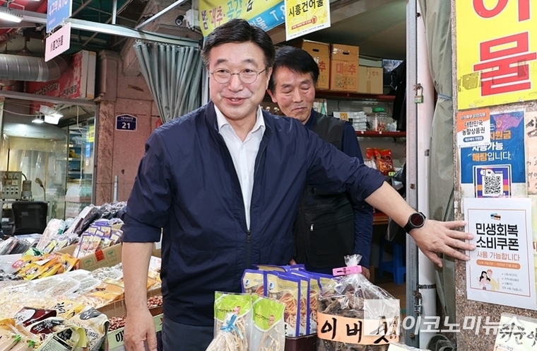 윤호중 행정안전부 장관이 민생회복 소비쿠폰 사용가능 매장 스티커를 부착하고 있다. 사진=행정안전부 