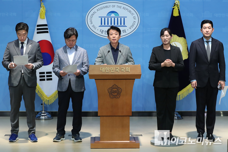 더불어민주당 김용만·김현정·이강일 의원과 박창진 상근부대변인(왼쪽부터)이 7일 국회 소통관에서 기자회견하고 있다. 사진=최동환 기자