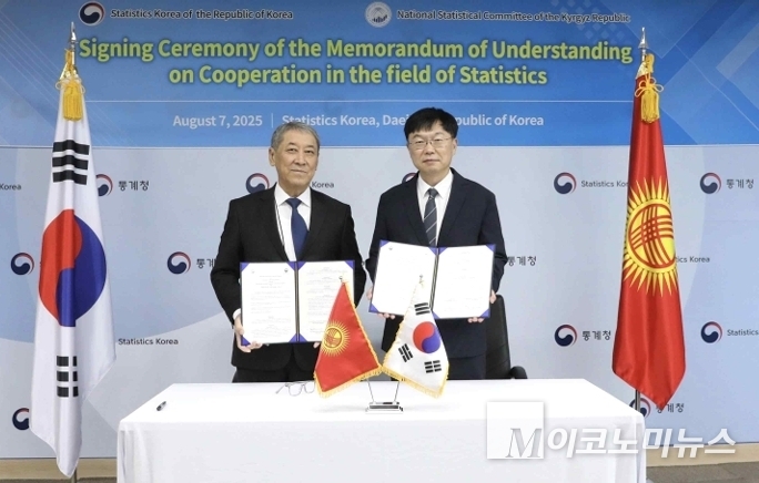 대전 통계청사에서 MOU 체결 후 안형준 차장(오른쪽)과 쿠다이베르게노프 위원장(왼쪽)이 기념촬영을 하고 있다. 사진=통계청