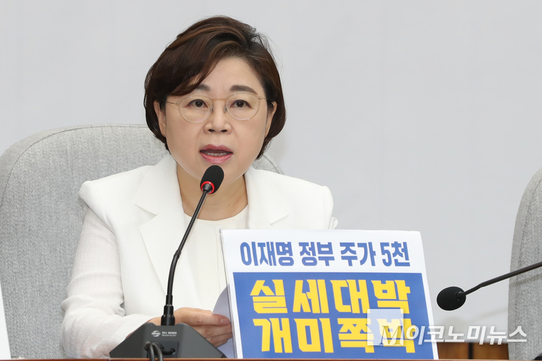 김정재 정책위의장이 8일 국회 본관에서 열린 원내대책회의에서 발언하고 있다. 사진=최동환 기자