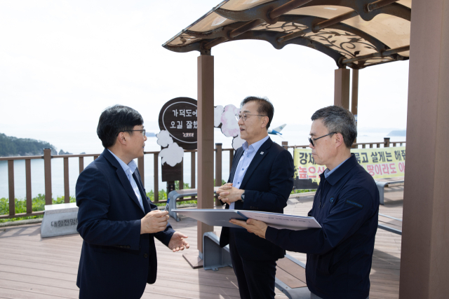 김윤덕(가운데) 국토교통부 장관이 7일 가덕도신공항 부지조성 공사 현장을 찾아 관계자들로부터 보고를 받고 있다. 사진=국토교통부
