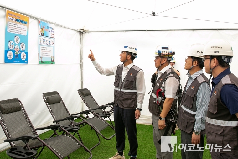  ㈜한화 건설부문 김승모(왼쪽) 대표이사가 부산 남구 대연동 공사현장에서 근로자 휴게실 등 안전보건 관리현황을 점검하고 있다. 사진=한화 건설부문