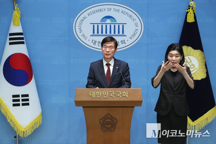 조경태 국민의힘 당대표 후보가 8일 국회 소통관에서 열린 긴급 기자회견에서 발언하고 있다. 사진=최동환 기자
