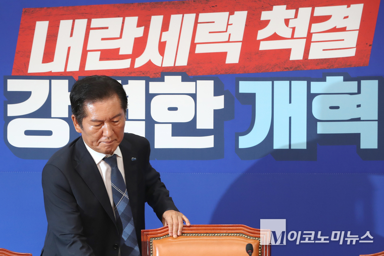 정청래 더불어민주당 대표가 지난 6일 국회 본관에서 열린 최고위원회의에 참석하고 있다. 사진=최동환 기자