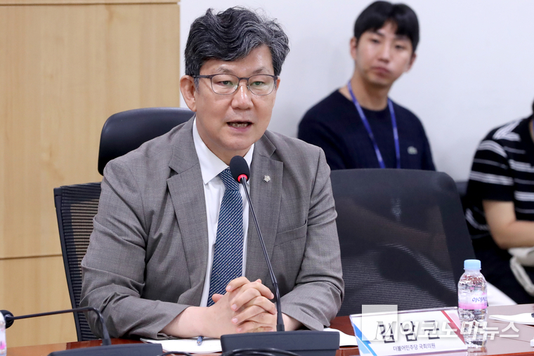김남근 더불어민주당 의원이 자유 토론 시간이 발언하고 있다. 사진=최동환 기자