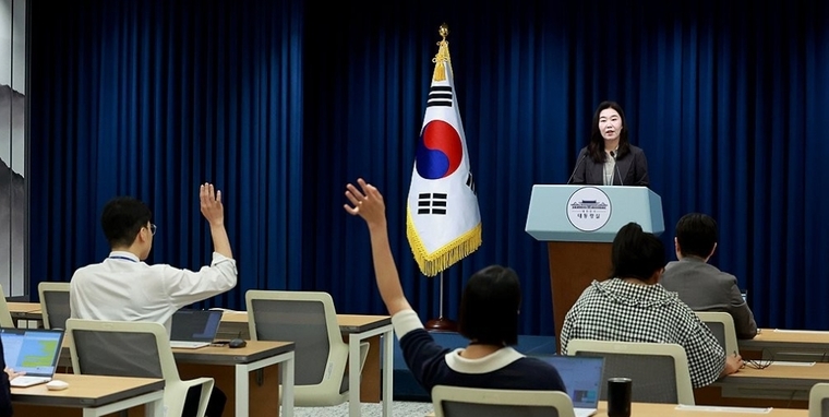 강유정 대통령실 대변인이 9일 서울 용산 대통령실 청사에서 산재 관련 대통령 지시사항 등에 대한 브리핑을 마친 뒤 취재진 질문을 받고 있다. 사진=연합뉴스 
