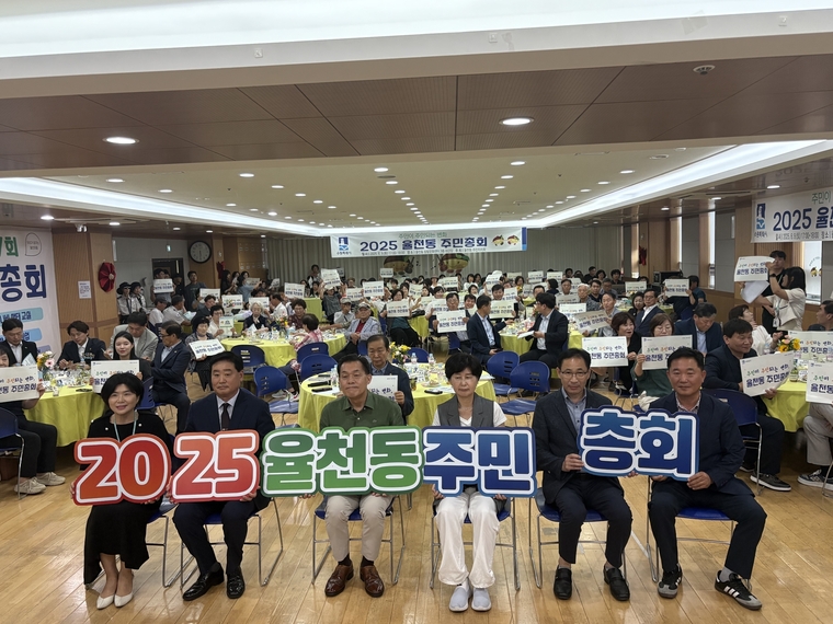 이재준 시장(왼쪽 3번째)과 정찬해 주민자치회장(왼쪽 2번째), 이일희 장안구청장(오른쪽 2번째)과 성영신 율천동장(왼쩍 1번째)이 주민들과 함께 하고 있다 <장안구 율천동 주민자치회 제공>