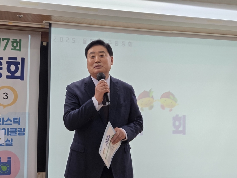 정찬해 주민자치회장이 주민총회에서 발언을 하고 있다 <장안구 율천동 주민자치회 제공>
